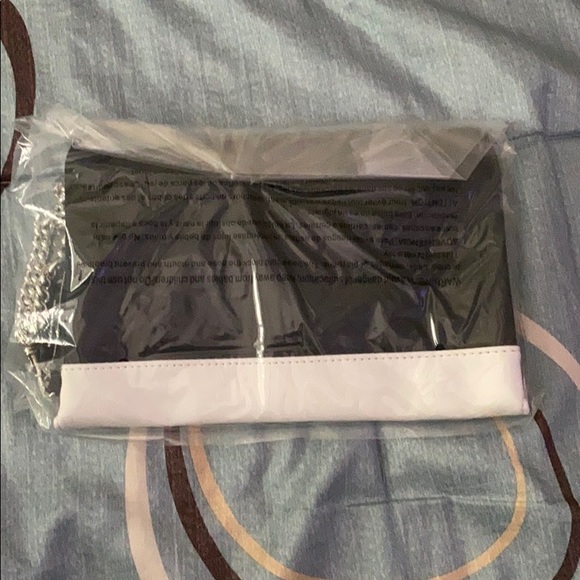 NWT Express envelope wristlet - Picture 4 of 8